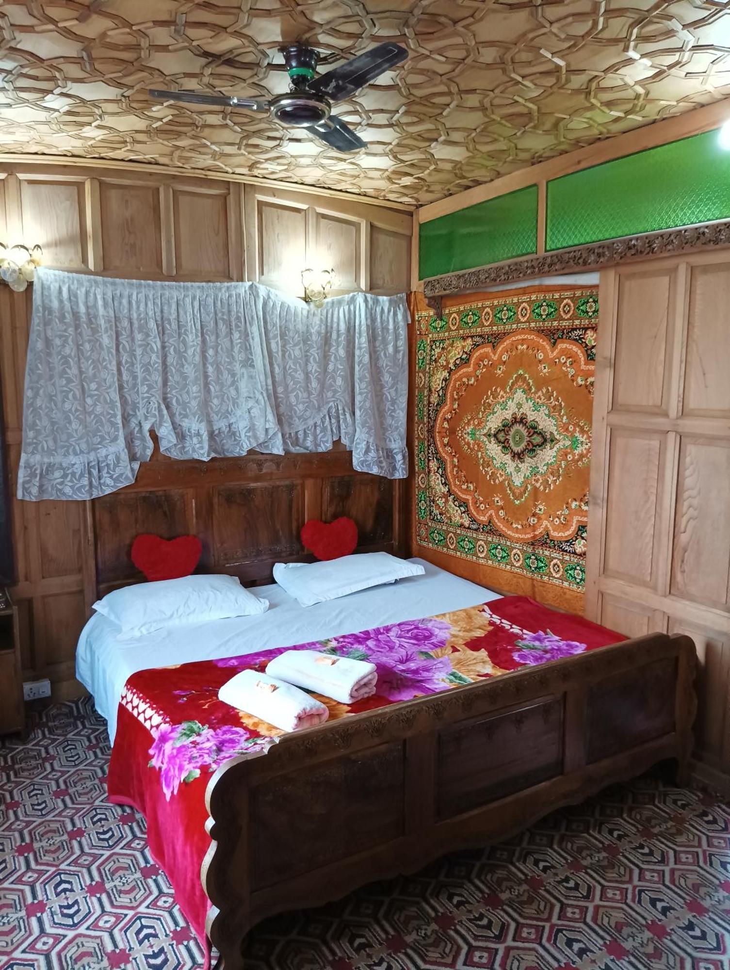 Hotel New Minar Group Of Houseboats Srīnagar Exterior foto